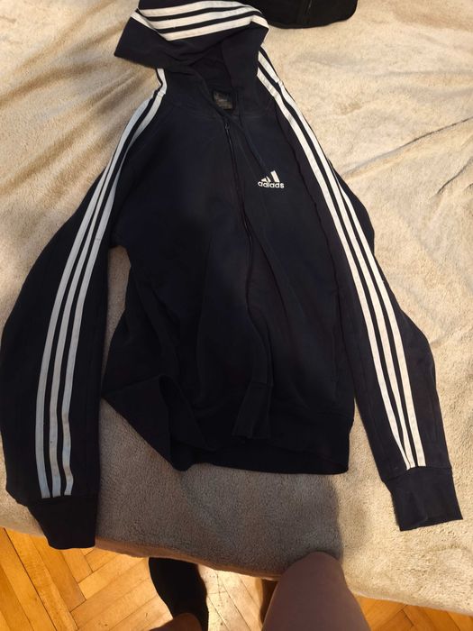 Ленти през качулката на Адидас