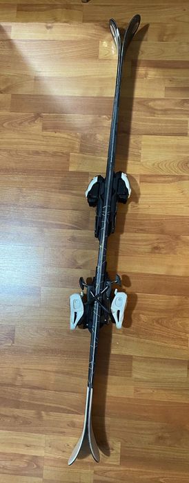 Vând schiuri și bețe