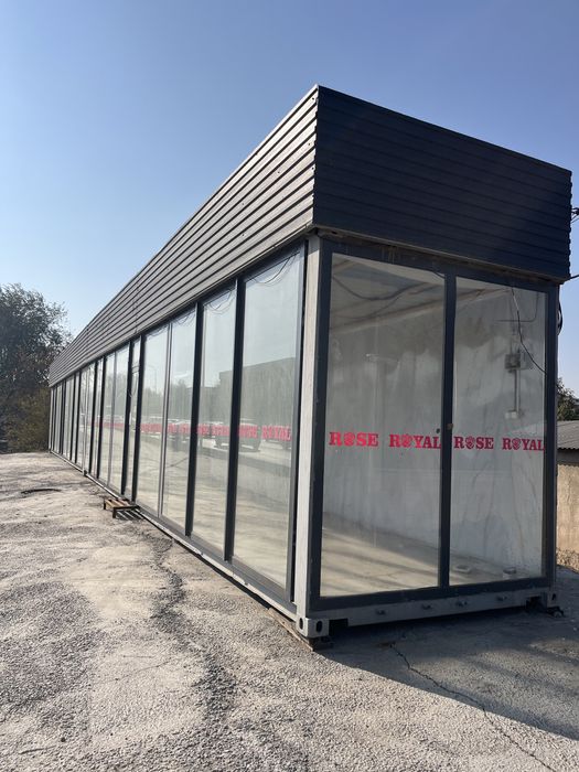 Контейнер с витражными окнами