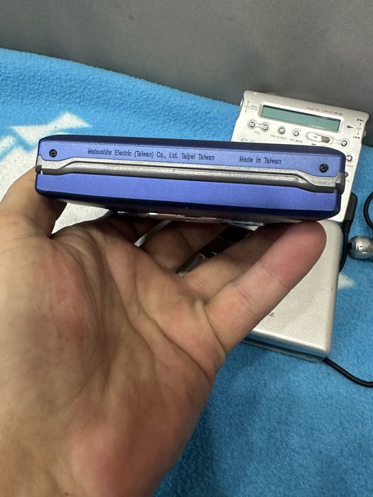 Vand doua walkman Panasonic