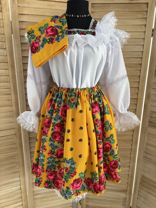 Costum popular pentru doamne și domnișoare de Maramureș complet, albas