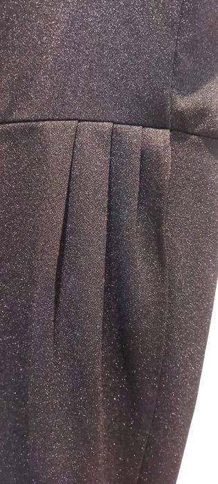 Нова черна официална рокля с бляскави частици и цепка