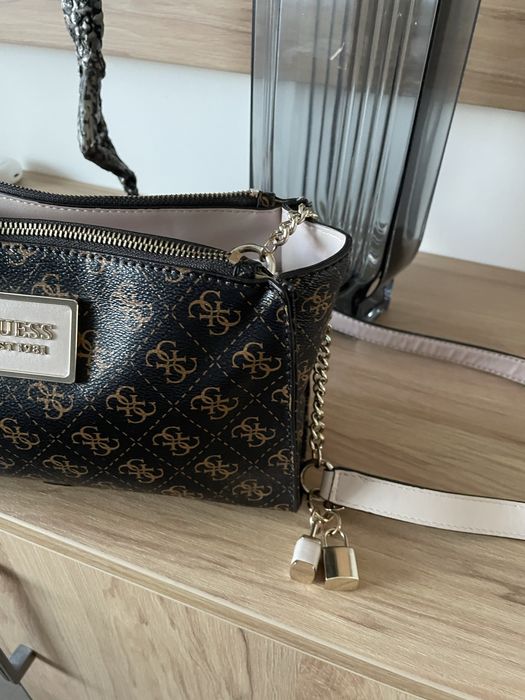 Дамска чанта  GUESS