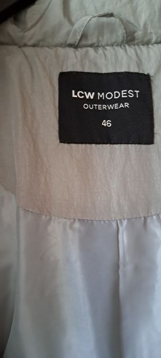 Дамски дъгъг ватиран елек с качулка.