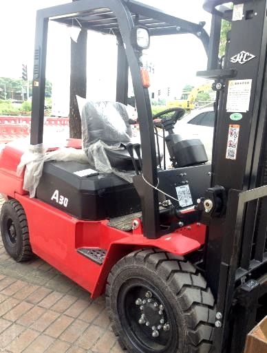 Вилочный погрузчик. Новый.9700 $