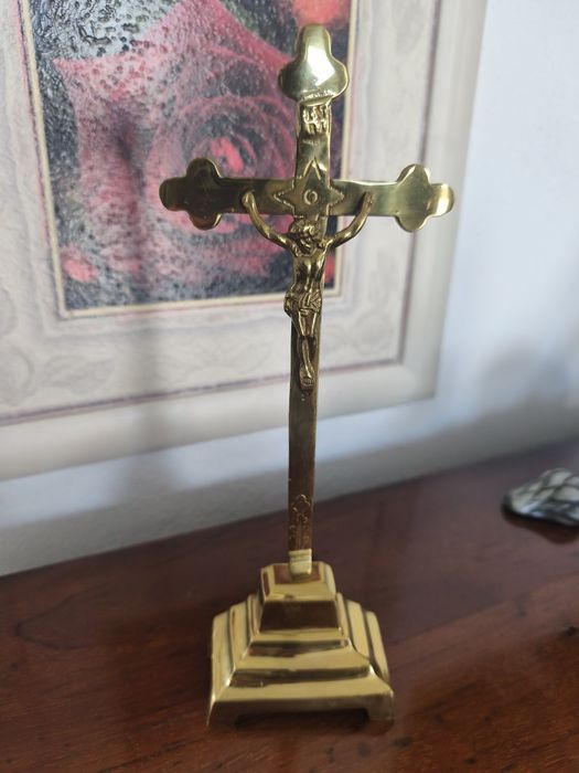 Crucifix de alamă