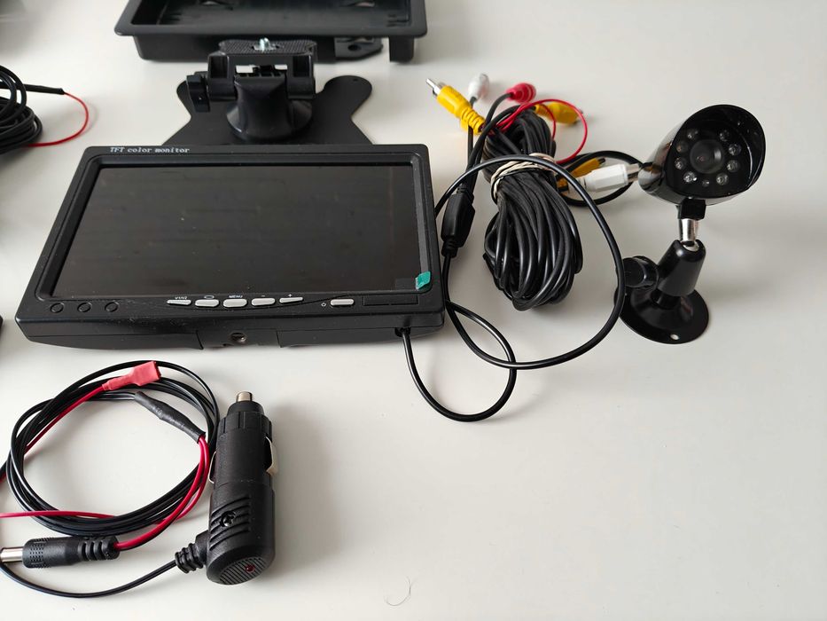 Camera video cu monitor auto