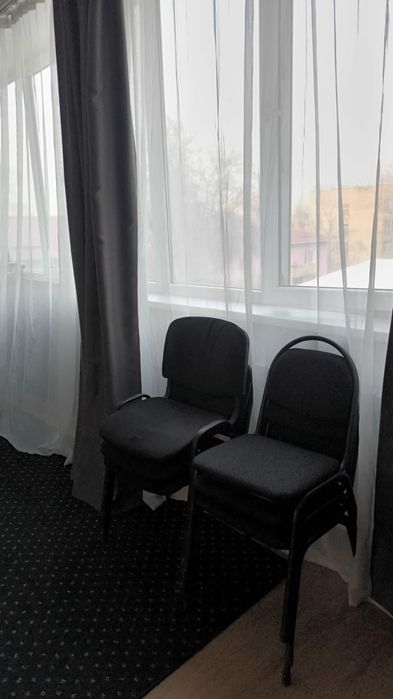 В Кабинет,  Стулья , столик, ковер шторы доска