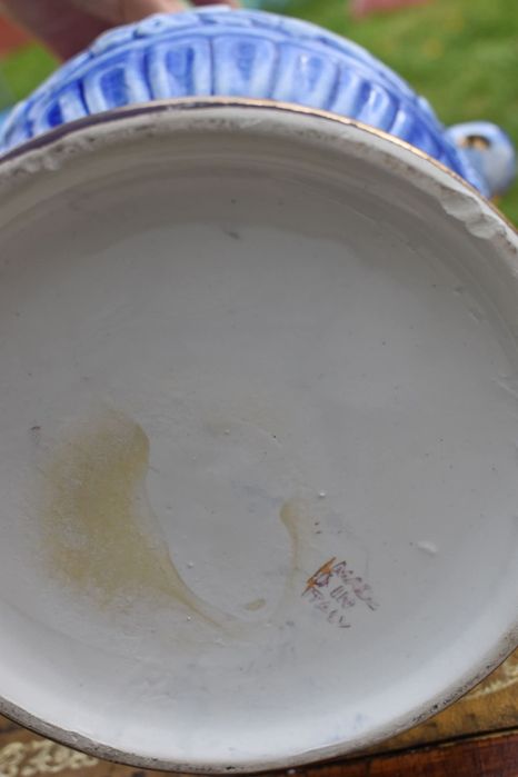 Антикварна керамична ваза с капак – ръчна изработка

Прекрасна декорат