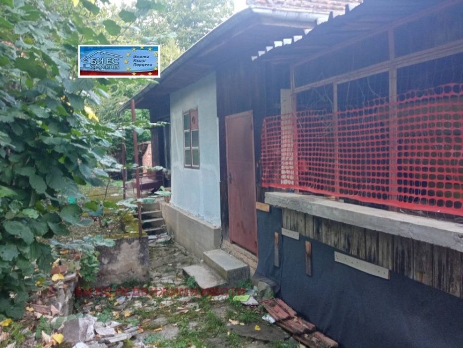 Къща в с. Ямна с голям двор