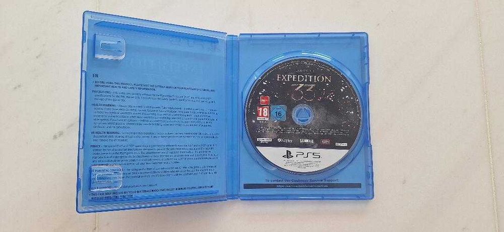 PS5 Slim (версия с дисково устройство), почти неизползвана, с 2 оригинални контролера, двойно зарядно устройство, 3 игри, стойка и оригиналната кутия.