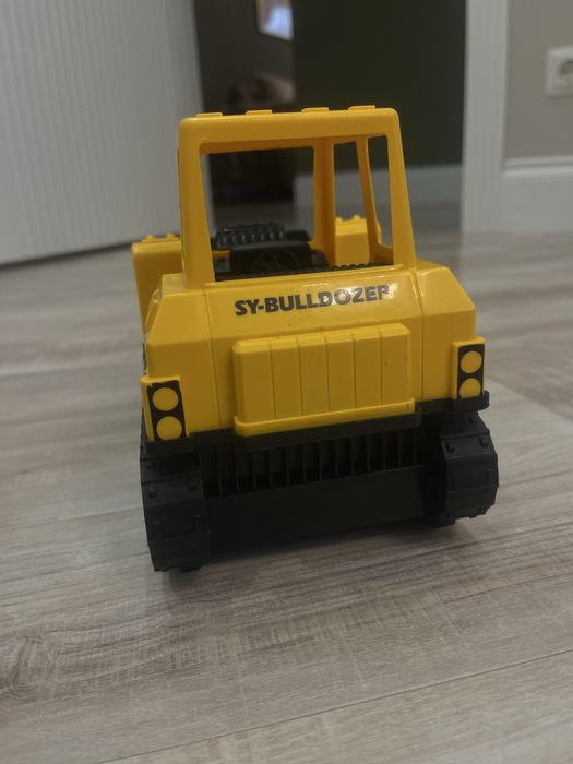 Игрушечный бульдозер