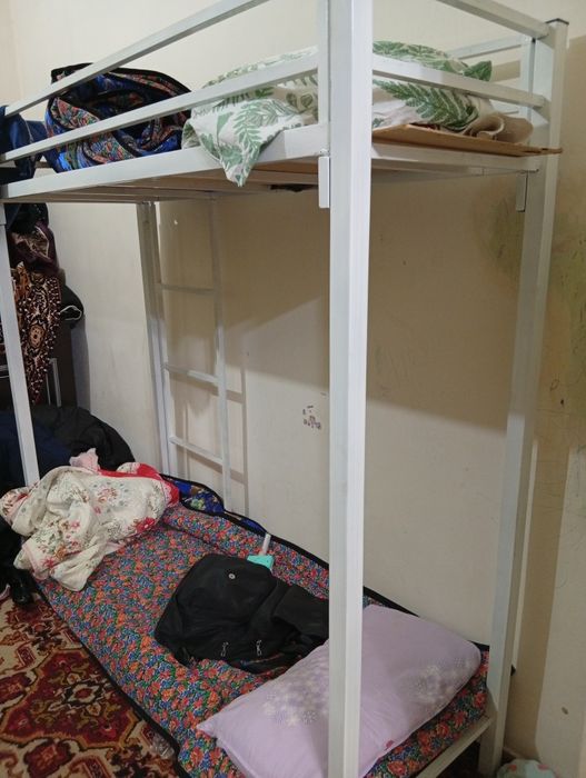 Bolalar uchun temir krovat ikki qavatli