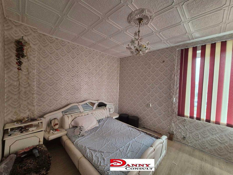 Къща с двор и гараж в гр. Павликени