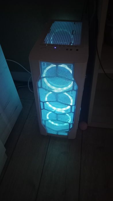 Продам компьютер игровой средненький