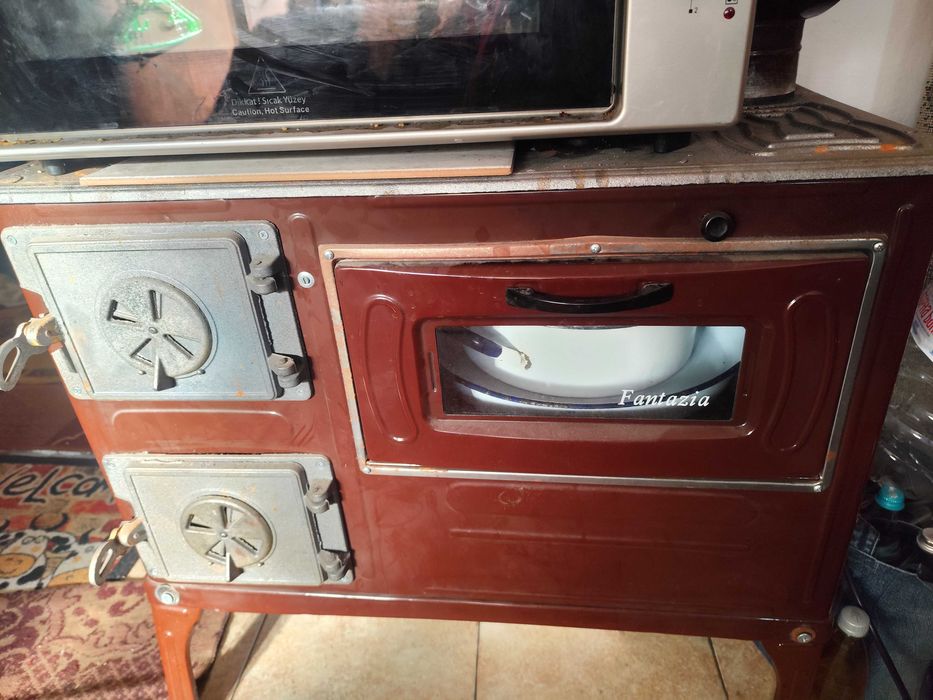 Готварска печка на твърдо гориво ФАНТАЗИЯ чугунен крак, с чугунен плот, емайлирана