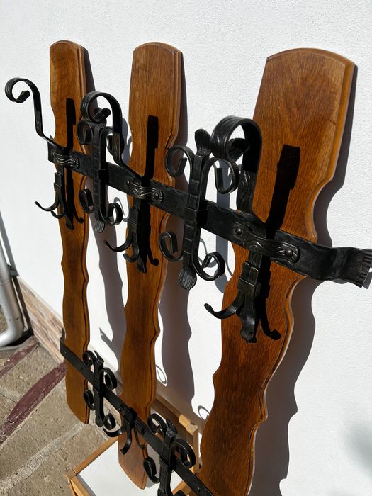 Cuier forjat manual ornamentat medieval - suport stejar ars