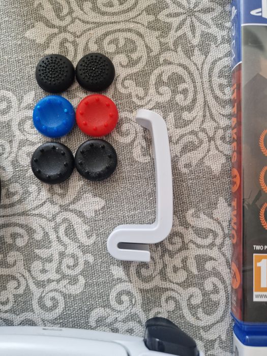 PS5 slim с диск гейминг сет, джойстици и слушалки.