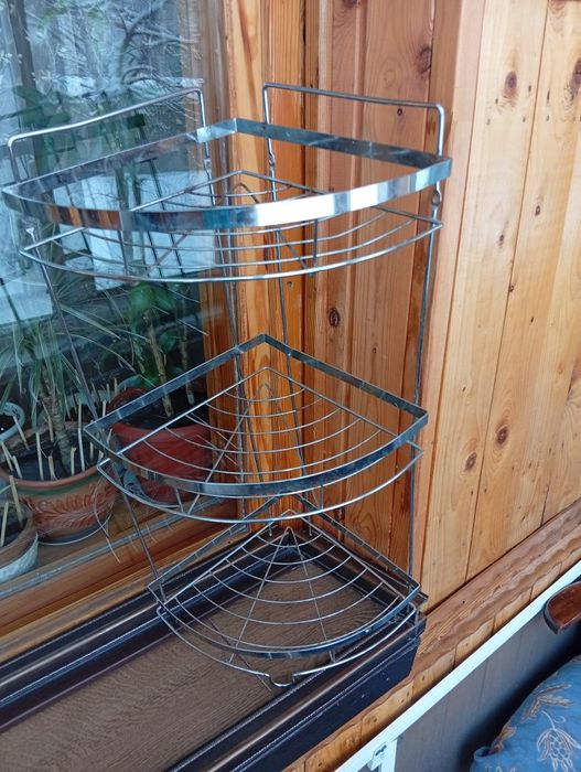 Трехъярусная угловая полка