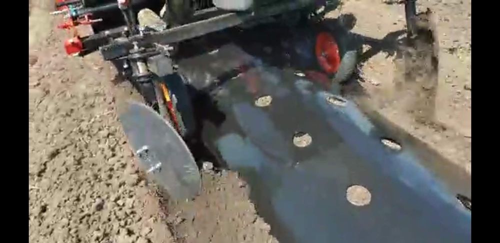 Грядообразователь, пленкоукладчик