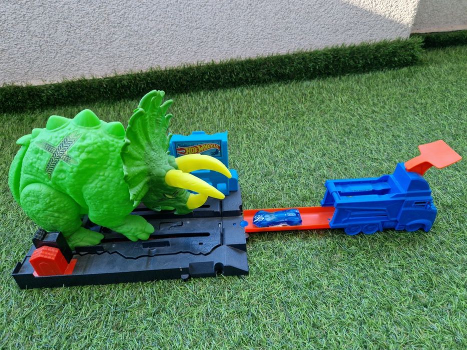 Писта hot wheels динозавър