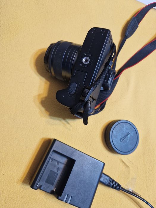 Canon M50 ,folosit f putin