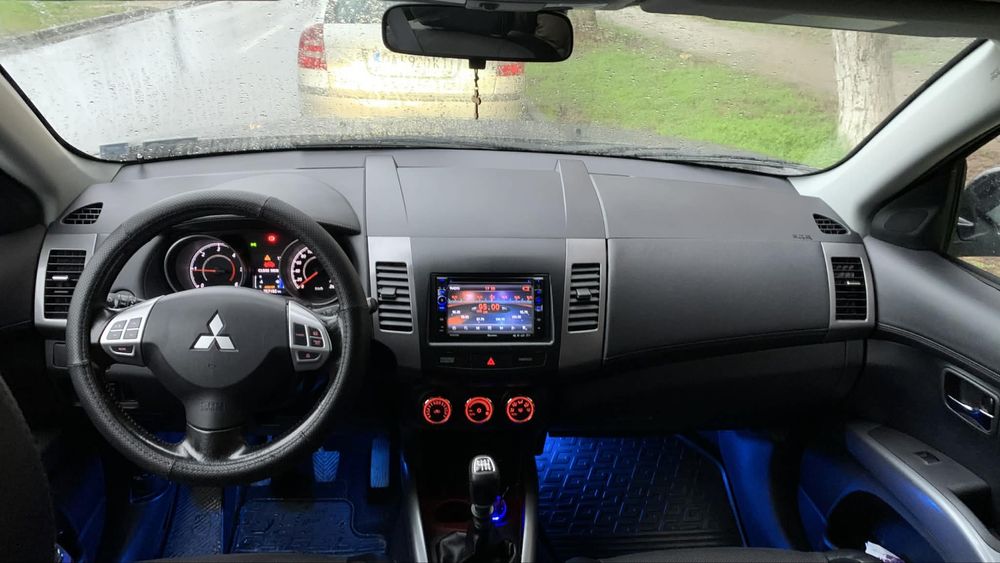 Mitsubishi outlender