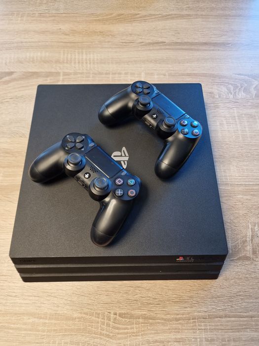 Перфектен Playstation 4 PRO 1TB