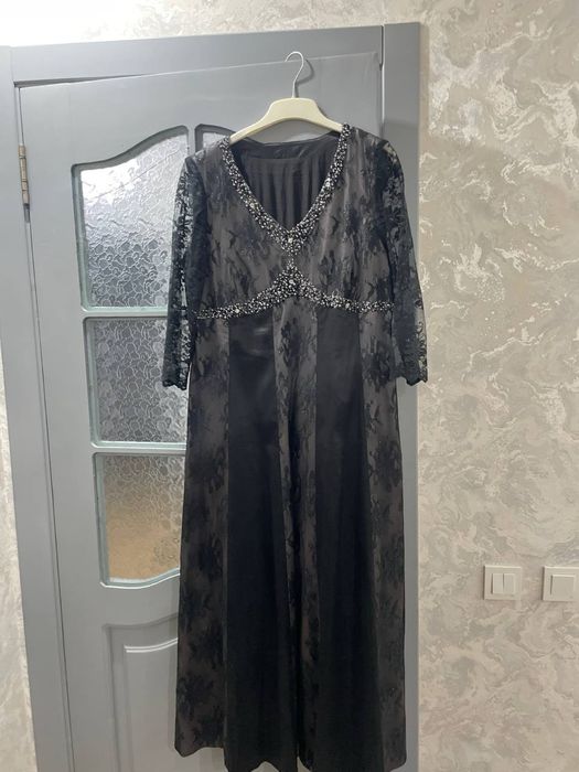 Дизайнерское платье сшитое на заказ из французского гипюра и атласа