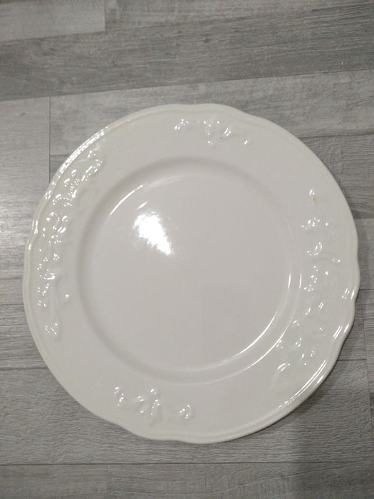 Тарелки белые красивые
