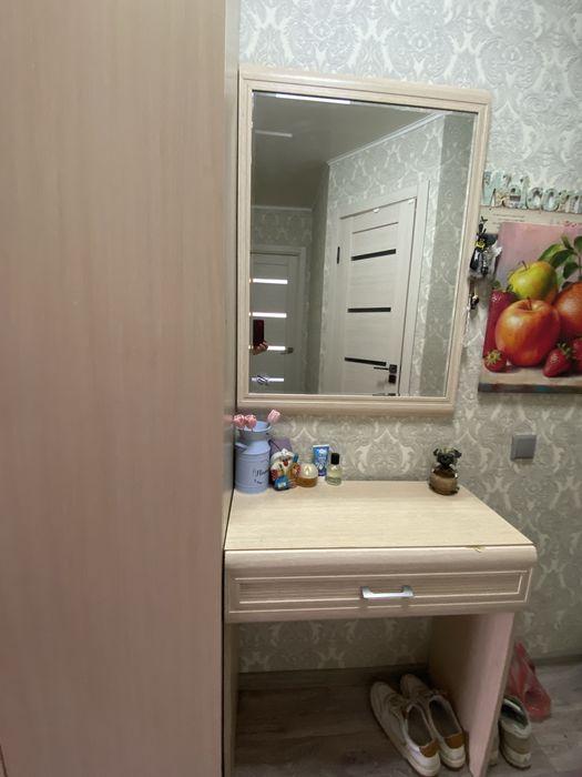 Туалетный столик с зеркалом