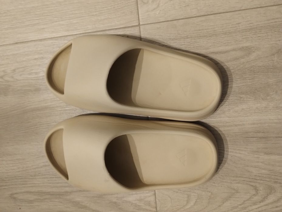 Yeezy slides Crem