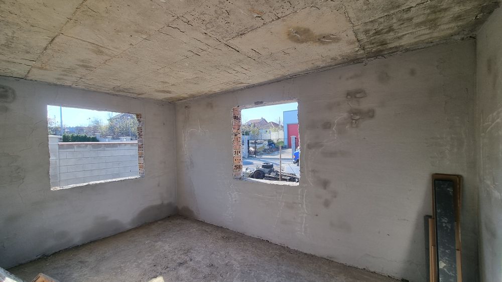 Продавам дворно място 558кв.м. с тухлена къща на 2 етажа