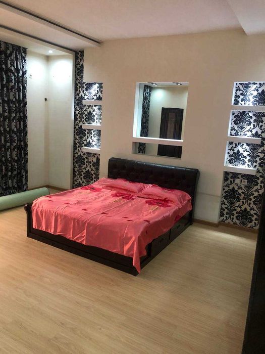 Katta hovli padvali bilan ijaraga beriladi.