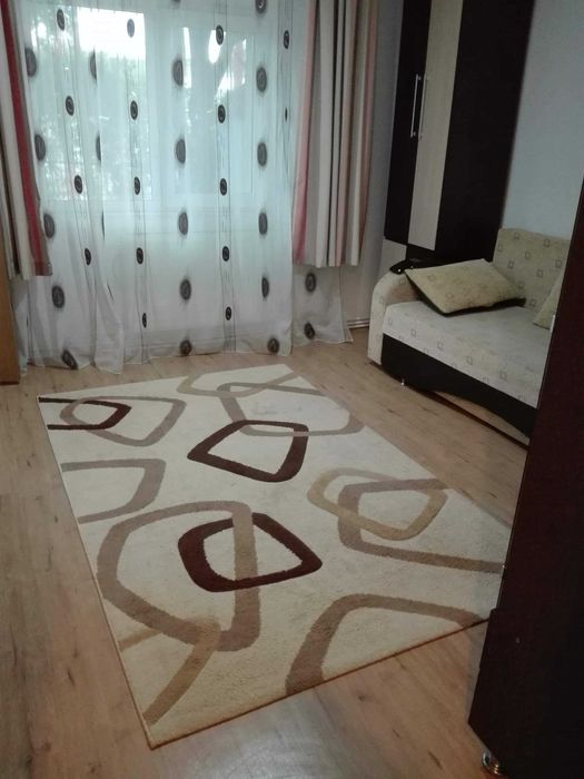Închiriez GARSONIERĂ