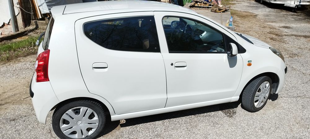 Продавам Nisam Pixo 2011