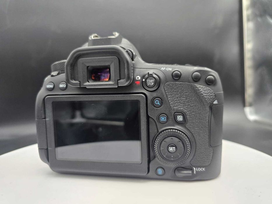 Vand urgent Canon 6D MK II si blitz Canon 470EX-AI