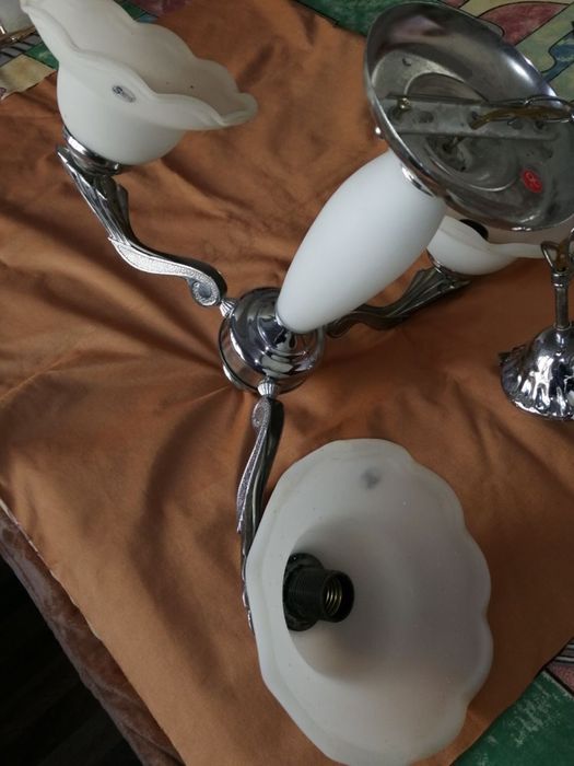 Люстры разные. Со стеклянными плафонами.