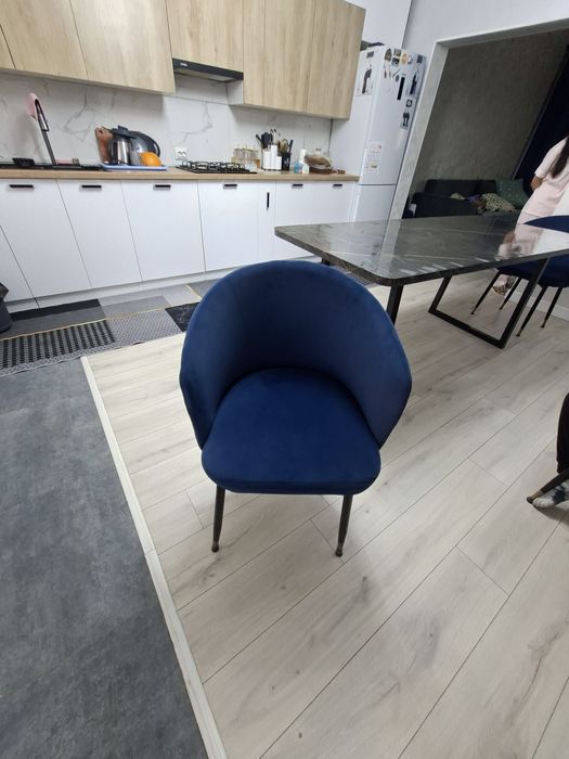 Продом стол и стулья