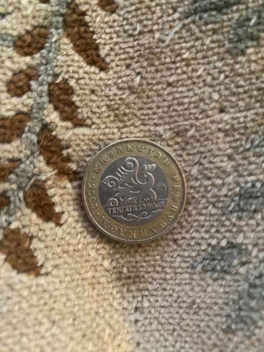 Продаю монеты наименование 100 ТГ Юбилейные