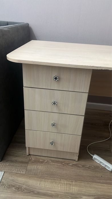 Компьютерный стол и шкаф комод