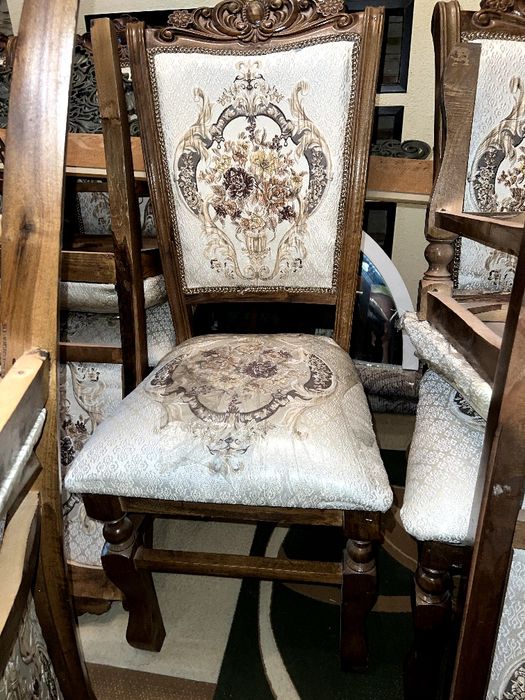 Комплект из стола и стульев