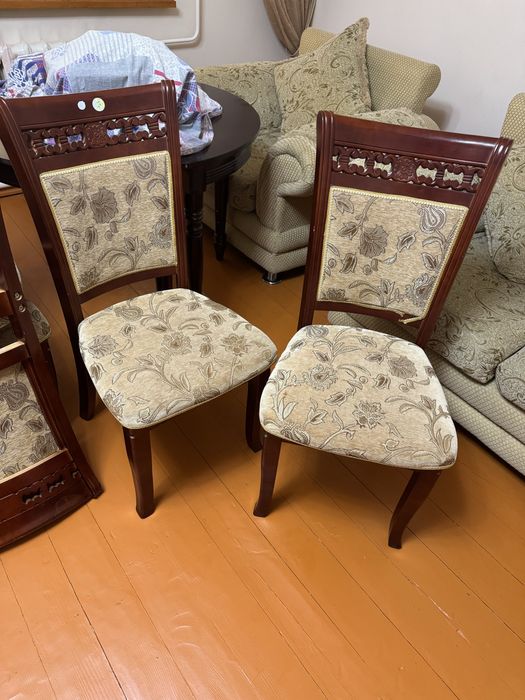 Стол со стульями