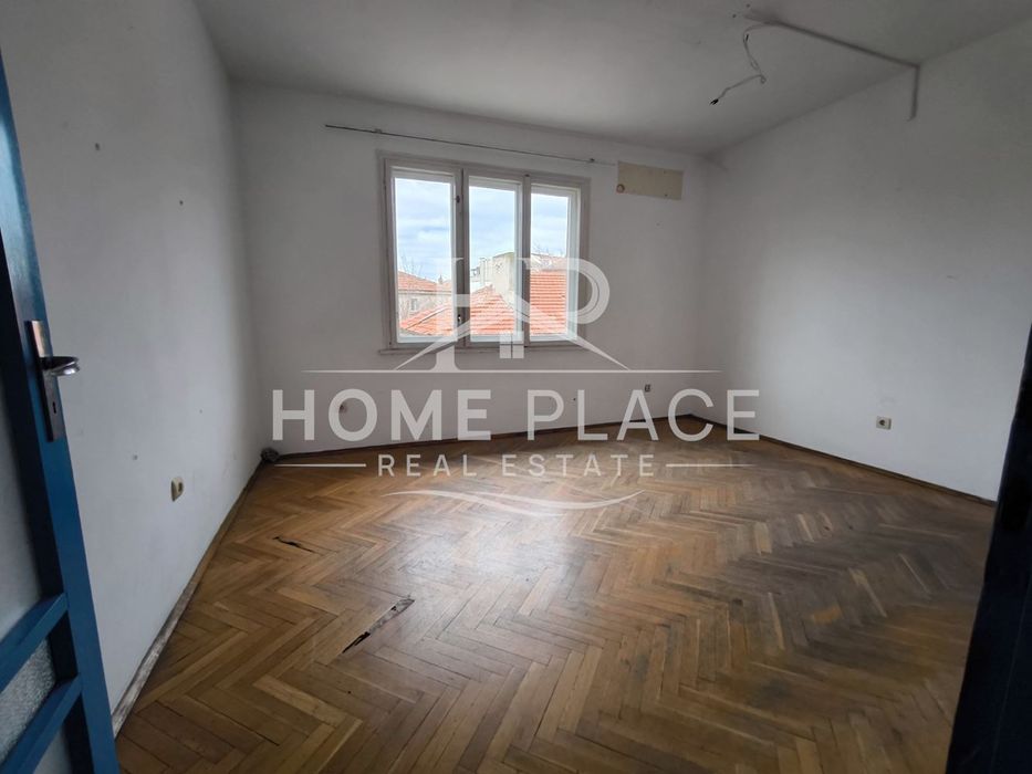 Етаж от къща  в централната част на град Варна.