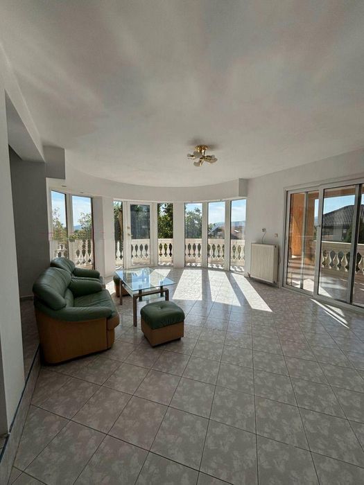 Дава се под наем Къща в Божурище - 265 кв.м за 1495.83 € - Снимка #1