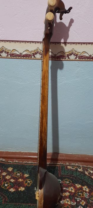 Антиквар рубоб сотилади.