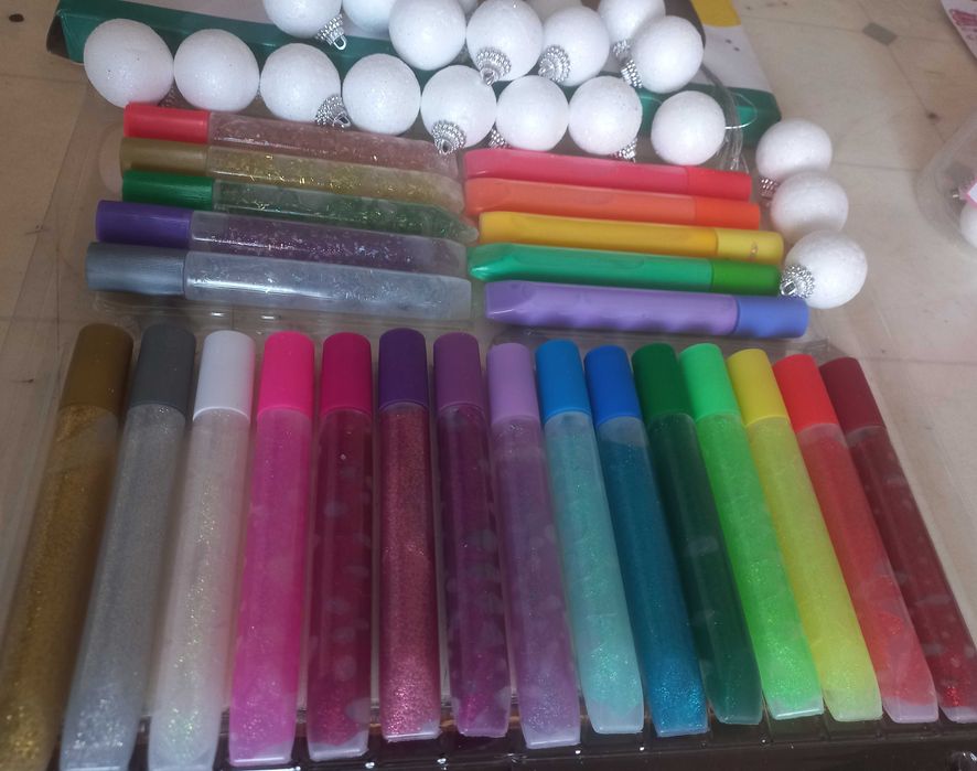 Коледни лампички и коледна декорация