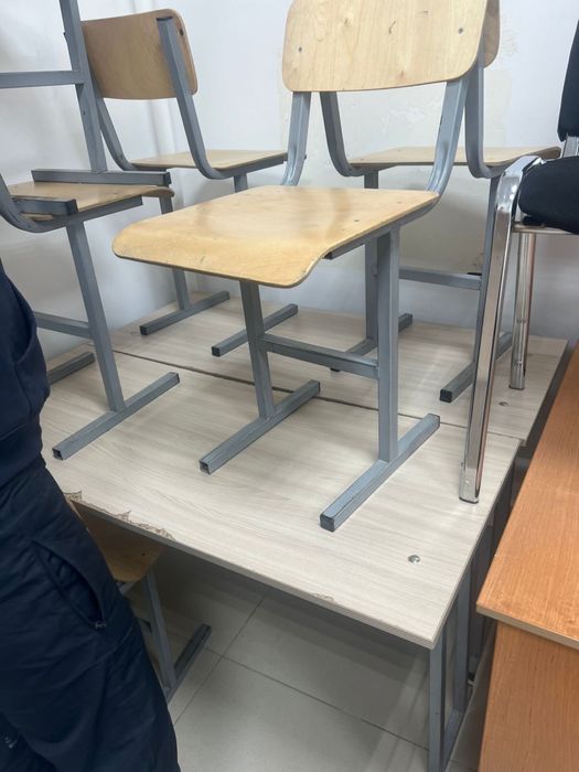 2 парты , 7 стулья