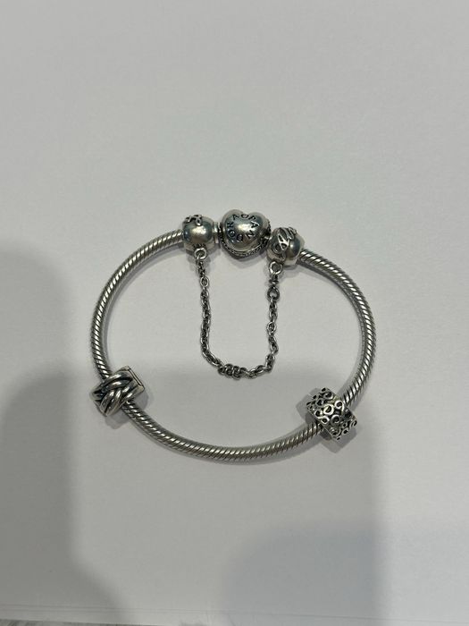 Brățară Pandora originală cu charm-uri – set elegant, stare excelentă