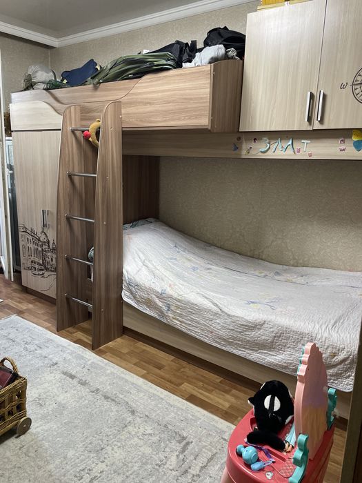 Продам детскую кровать шкаф стол
